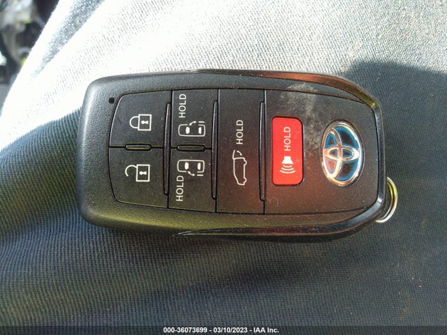 2021 TOYOTA SIENNA XLE VIN: 5TDYRKECXMS050012