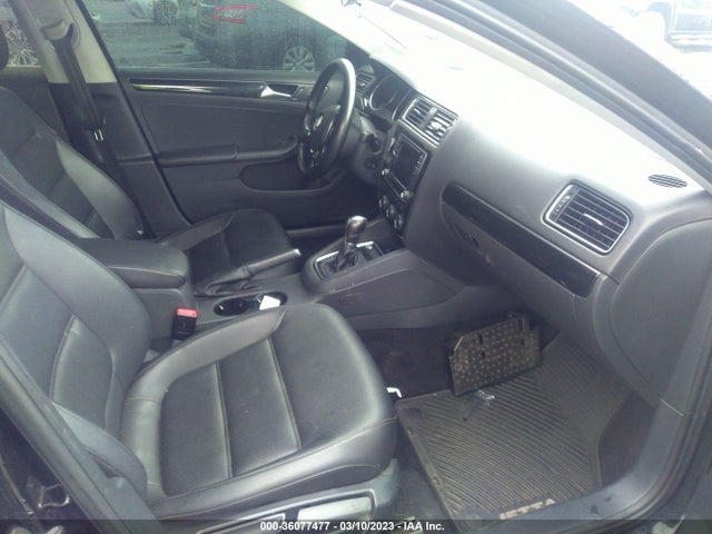 3VWL17AJ5HM299436 Volkswagen Jetta 1.8t Sel