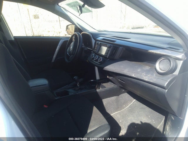 Toyota RAV4 LE 2018 JTMBFREV5JJ213473 Image 6