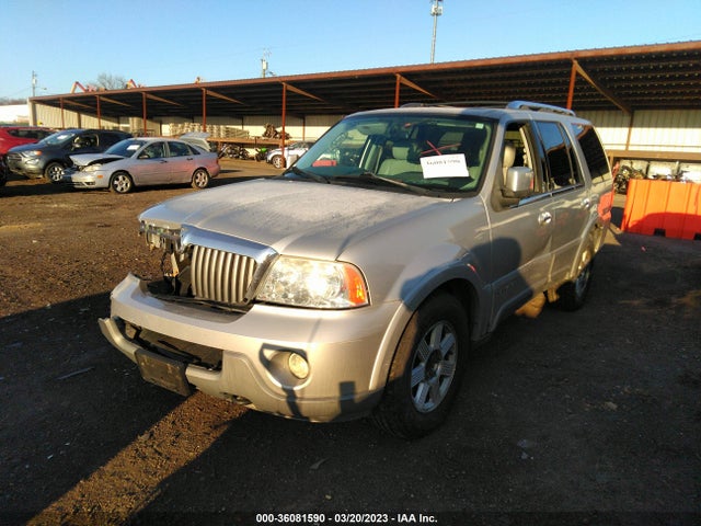 Lincoln Navigator 2004 5LMFU28R04LJ01016 Image 2