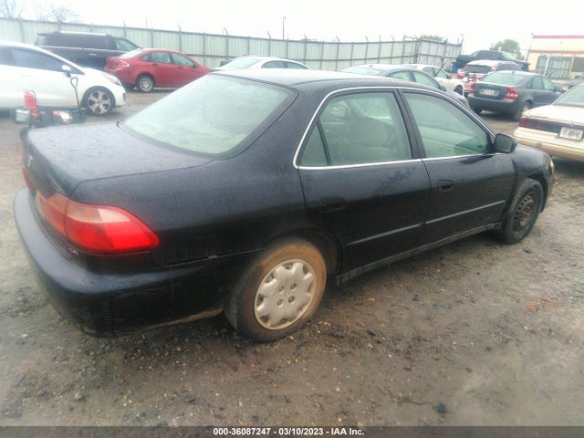 2000 HONDA ACCORD SDN LX VIN: 1HGCG5647YA028238