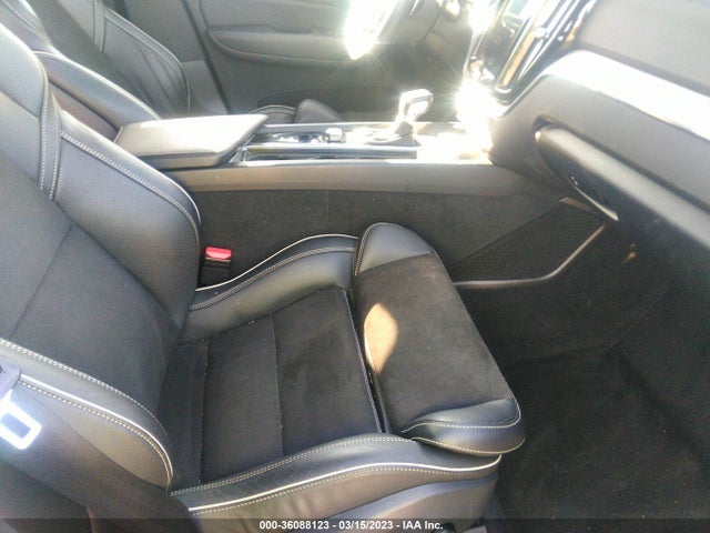 2018 Volvo XC60, VIN: LYVA22RM4JB087325