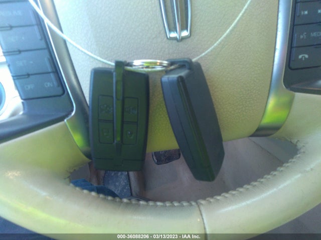 Lincoln MKS 2009 1LNHM93R49G623787 Image 3