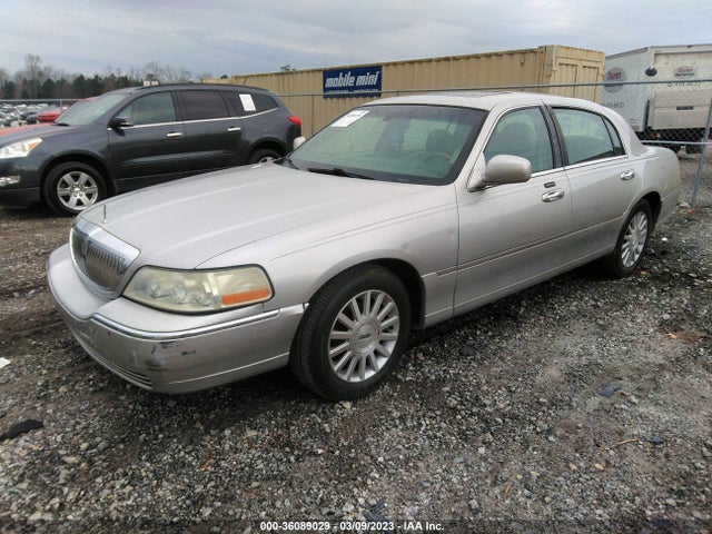 Lincoln Town Car Ultimate 2004 1LNHM83W34Y686513 Image 2