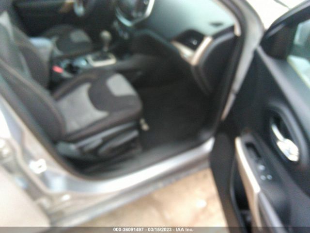1C4PJLCB4JD577683 Jeep Cherokee Latitude