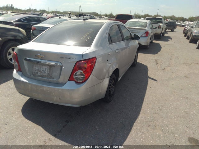 Chevrolet SONIC LT 2015 1G1JC5SH7F4200332 Image 4