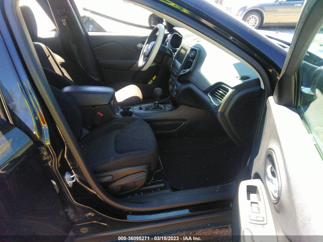 1C4PJLCB8KD370358 Jeep Cherokee Latitude