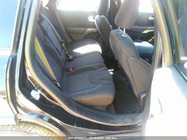 1C4PJLCB8KD370358 Jeep Cherokee Latitude