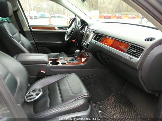 WVGFF9BP1CD000329 Volkswagen Touareg Lux