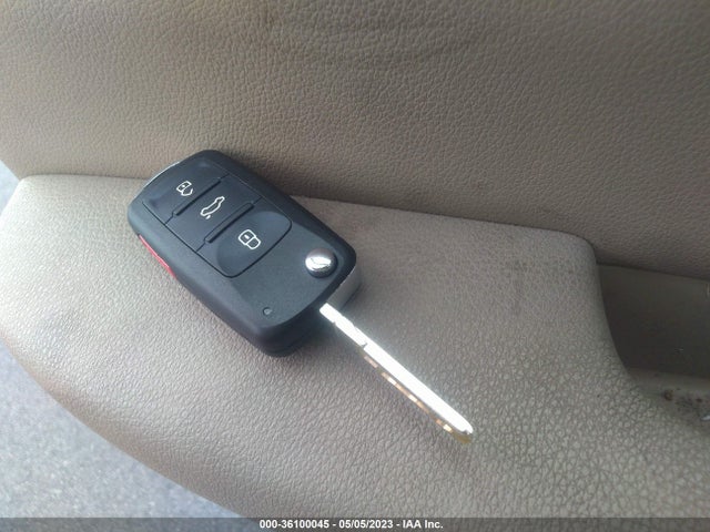 2017 VOLKSWAGEN TIGUAN VIN: WVGAV7AX0HK020495