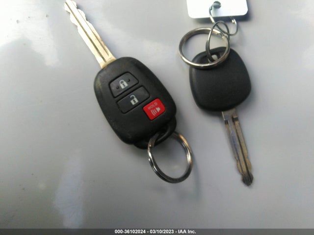 Toyota Rav4 Xle 2015 JTMRFREV6FD114083 Image 3