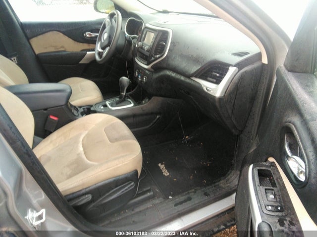 1C4PJLCB2JD560672 Jeep Cherokee Latitude