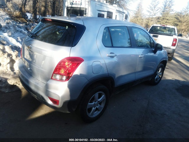 Chevrolet TRAX LS 2020 3GNCJNSB2LL201998 Image 4