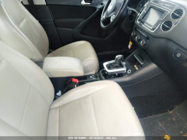 WVGAV7AX7HK043269 Volkswagen TIGUAN