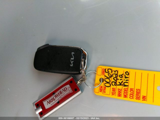 KNDCR3LE4P5043006 KIA NIRO EX