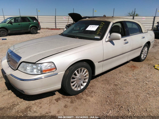 Lincoln Town Car Ultimate 2004 1LNHM83W94Y664788 Image 2