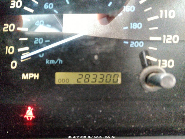 2002 LEXUS LX 470 VIN: JTJHT00W923521389
