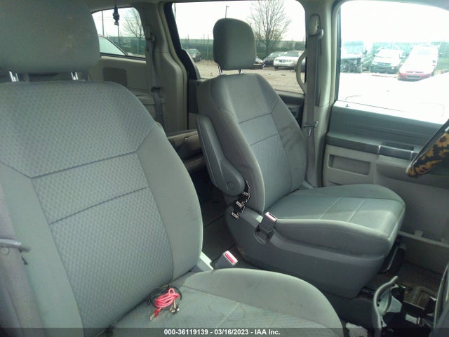 2A4RR2D19AR405643 Chrysler Town & Country Lx