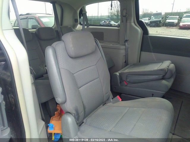 2A4RR2D19AR405643 Chrysler Town & Country Lx