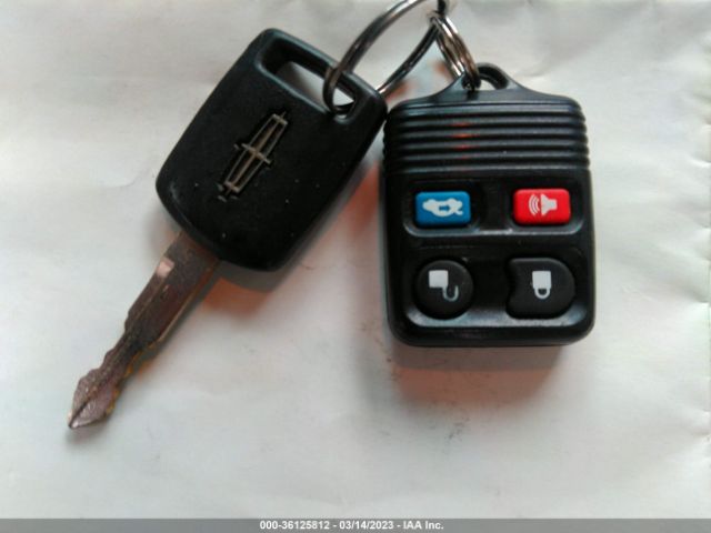 1LNHM81W03Y694506 Lincoln Town Car