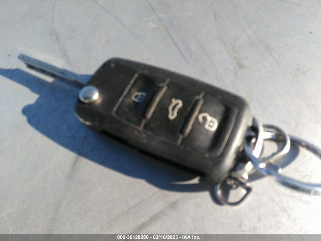 2015 VOLKSWAGEN BEETLE COUPE 1.8T W/SUN VIN: 3VWJ07AT4FM638180