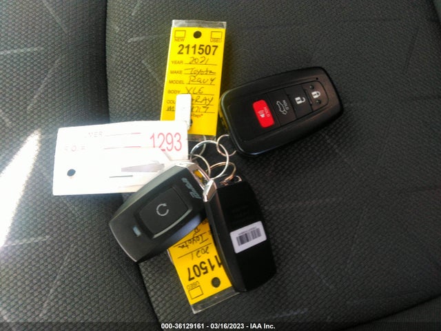2021 Toyota RAV4, VIN: JTMRWRFV0MD124717