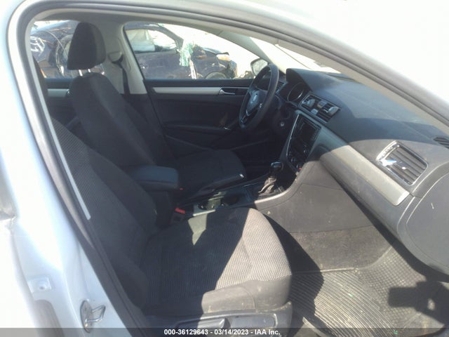 1VWAA7A30JC045567 Volkswagen Passat 2.0t S/r-line