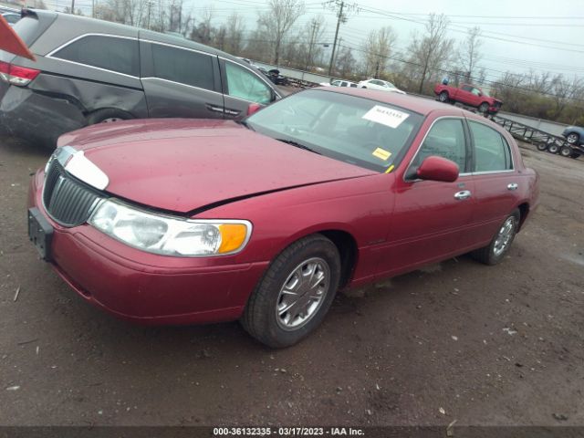 1LNHM82W1XY658991 Lincoln Town Car Signature