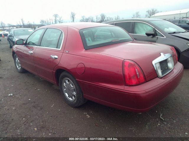 1LNHM82W1XY658991 Lincoln Town Car Signature
