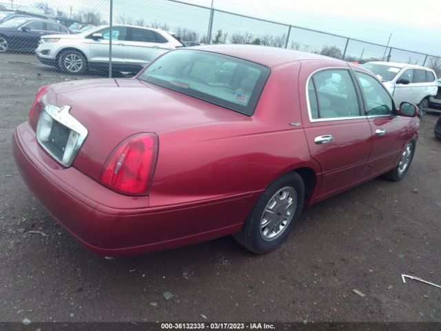1LNHM82W1XY658991 Lincoln Town Car Signature