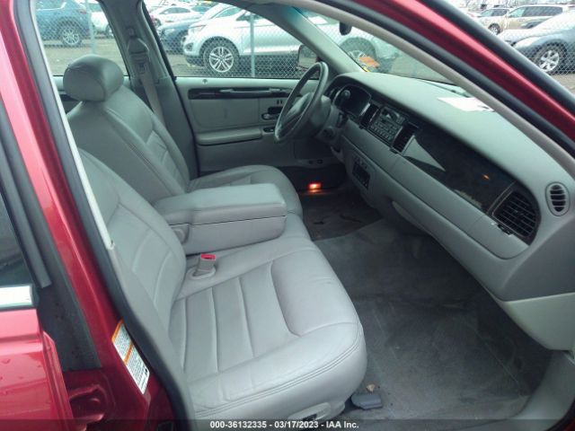 1LNHM82W1XY658991 Lincoln Town Car Signature