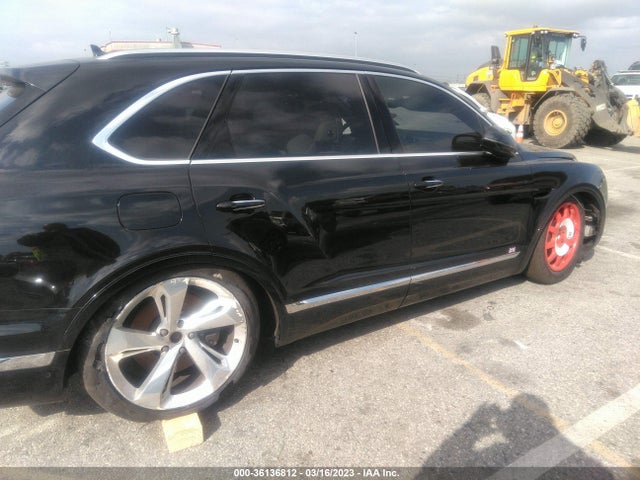 2018 Bentley Bentayga, VIN: SJAAC2ZV4JC017200