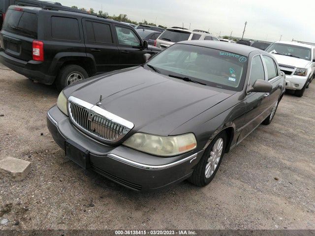 2004 LINCOLN TOWN CAR SIGNATURE VIN: 1LNHM81W34Y674087