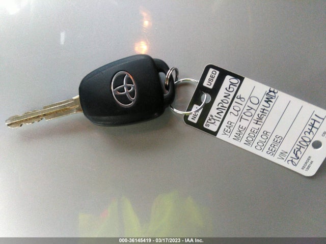 Toyota Highlander Le 2018 5TDZARFH3JS038861 Image 3