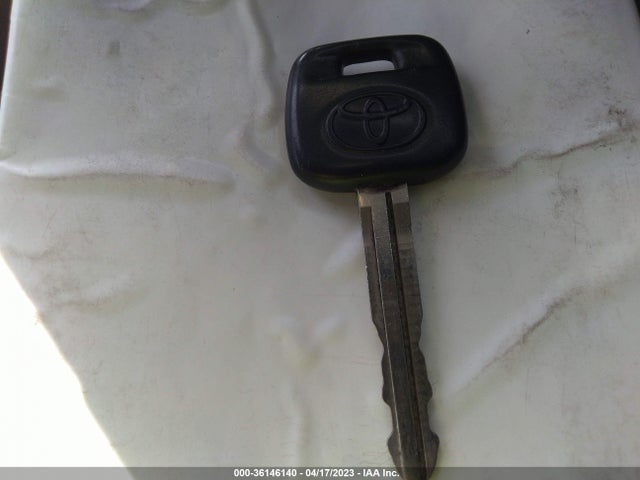 2005 TOYOTA RAV4 VIN: JTEGD20V450084952