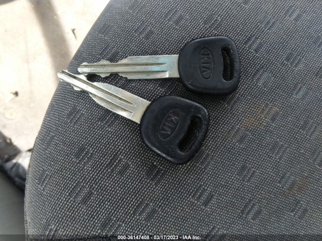 2003 KIA RIO VIN: KNADC165136127808