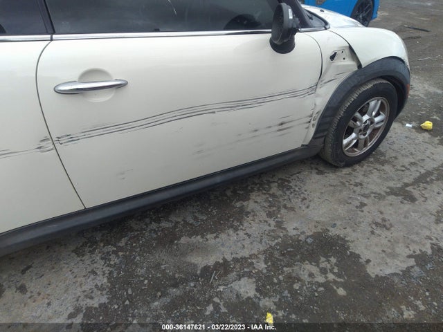 2011 MINI COOPER HARDTOP VIN: WMWSU3C59BT094982