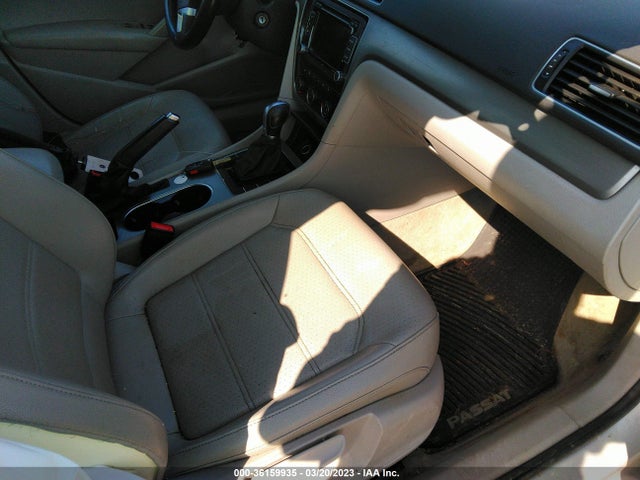 1VWBP7A30EC013792 Volkswagen Passat Se W/sunroof