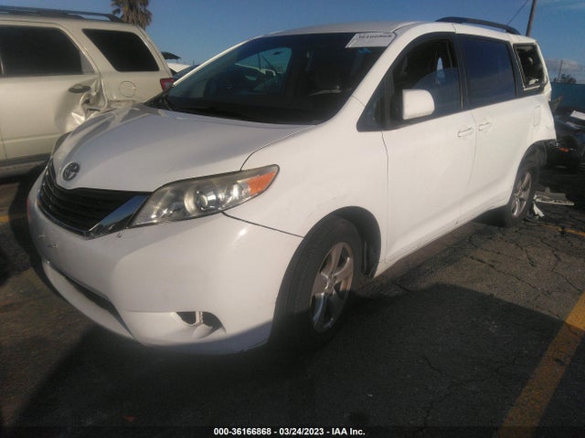Toyota SIENNA LE 2014 5TDKK3DC8ES417508 Image 2