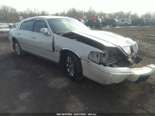 Lincoln Town Car Designer Series 2007 1LNHM83W67Y605167 main image
