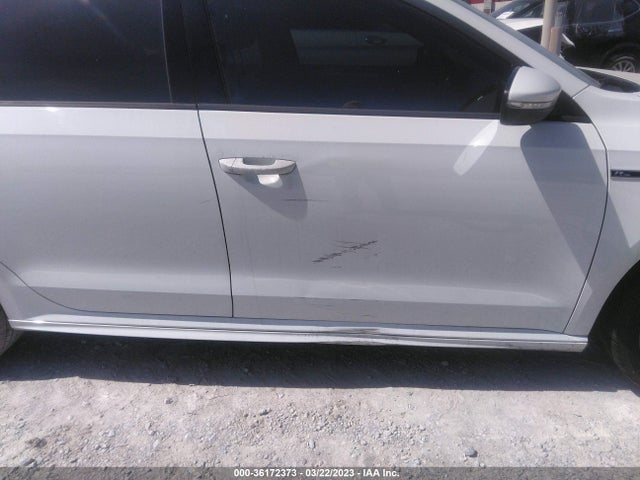 1VWAA7A30JC015890 Volkswagen Passat 2.0t S/r-line