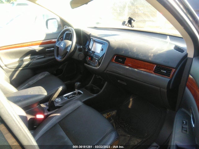 JA4AZ3A33FZ004921 Mitsubishi Outlander Se