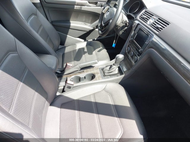 1VWBT7A33HC004052 Volkswagen Passat 1.8t Se