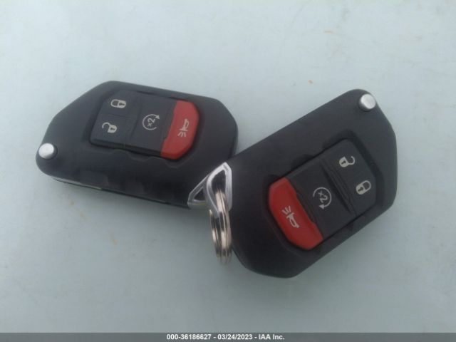 1C4HJXEGXJW229086 Jeep Wrangler Unlimited Sahara