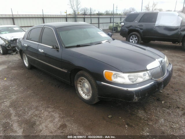 Lincoln Town Car Executive 2001 1LNHM81W71Y672595 main image