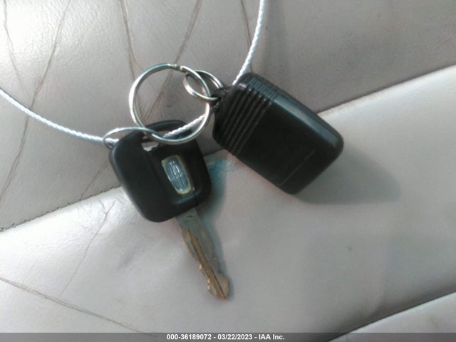 Lincoln Town Car Executive 2001 1LNHM81W71Y672595 Image 3