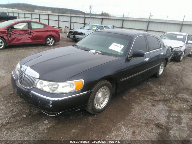 Lincoln Town Car Executive 2001 1LNHM81W71Y672595 Image 2