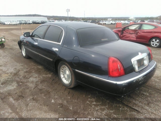 Lincoln Town Car Executive 2001 1LNHM81W71Y672595 Image 4