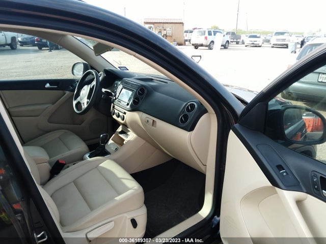 2016 Volkswagen Tiguan, VIN: WVGAV7AX9GW581429