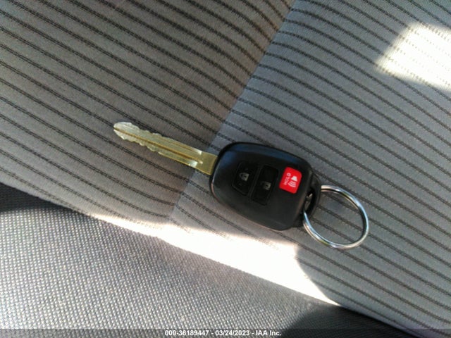 Toyota RAV4 LE 2015 JTMZFREV6FJ055943 Image 3